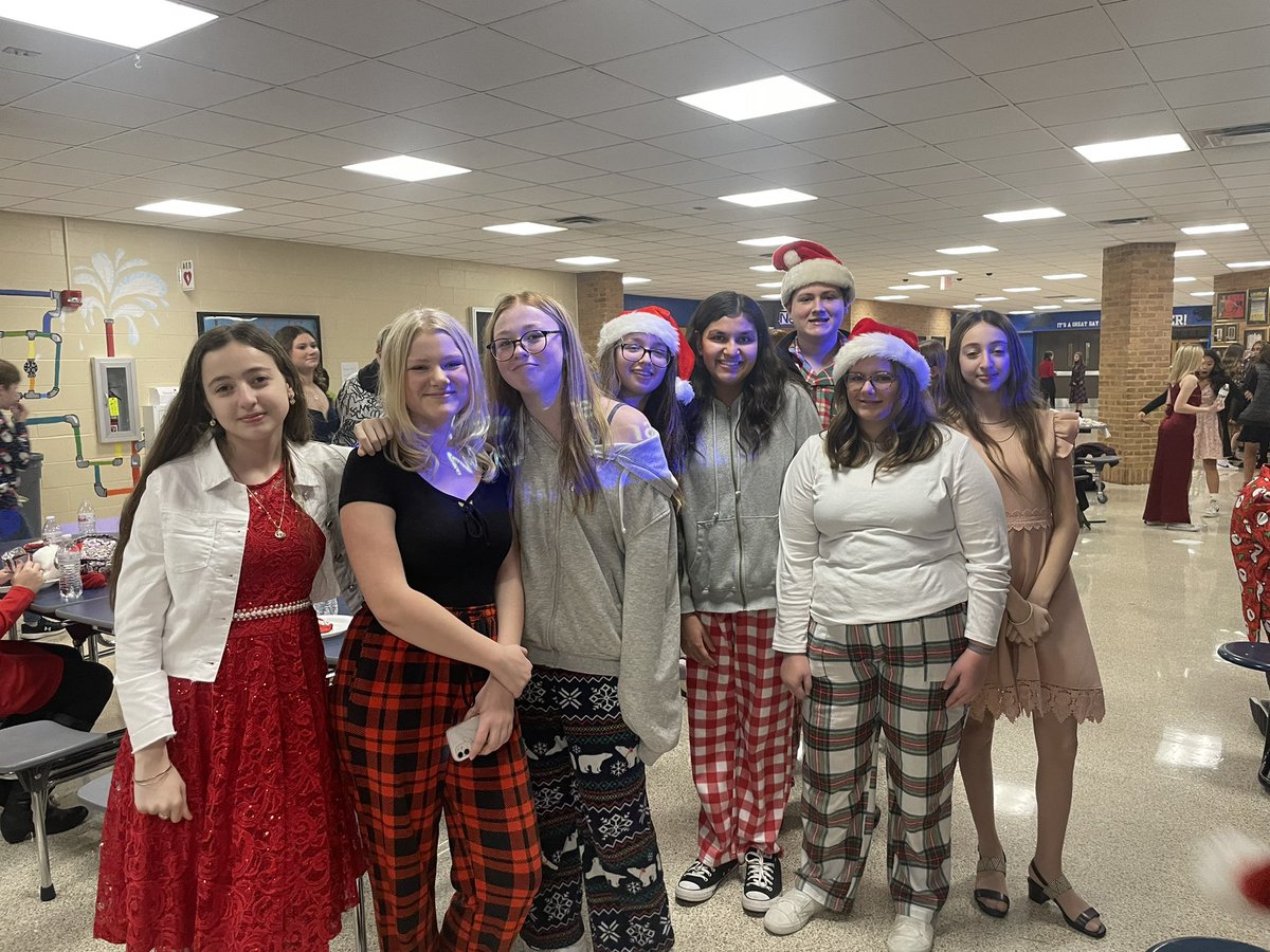 Springboro_SJHS's tweet image. Rolling into our last week of school before break thinking about ALL the fun that was had by students at the Snowball dance! ❄️ #snowballdance