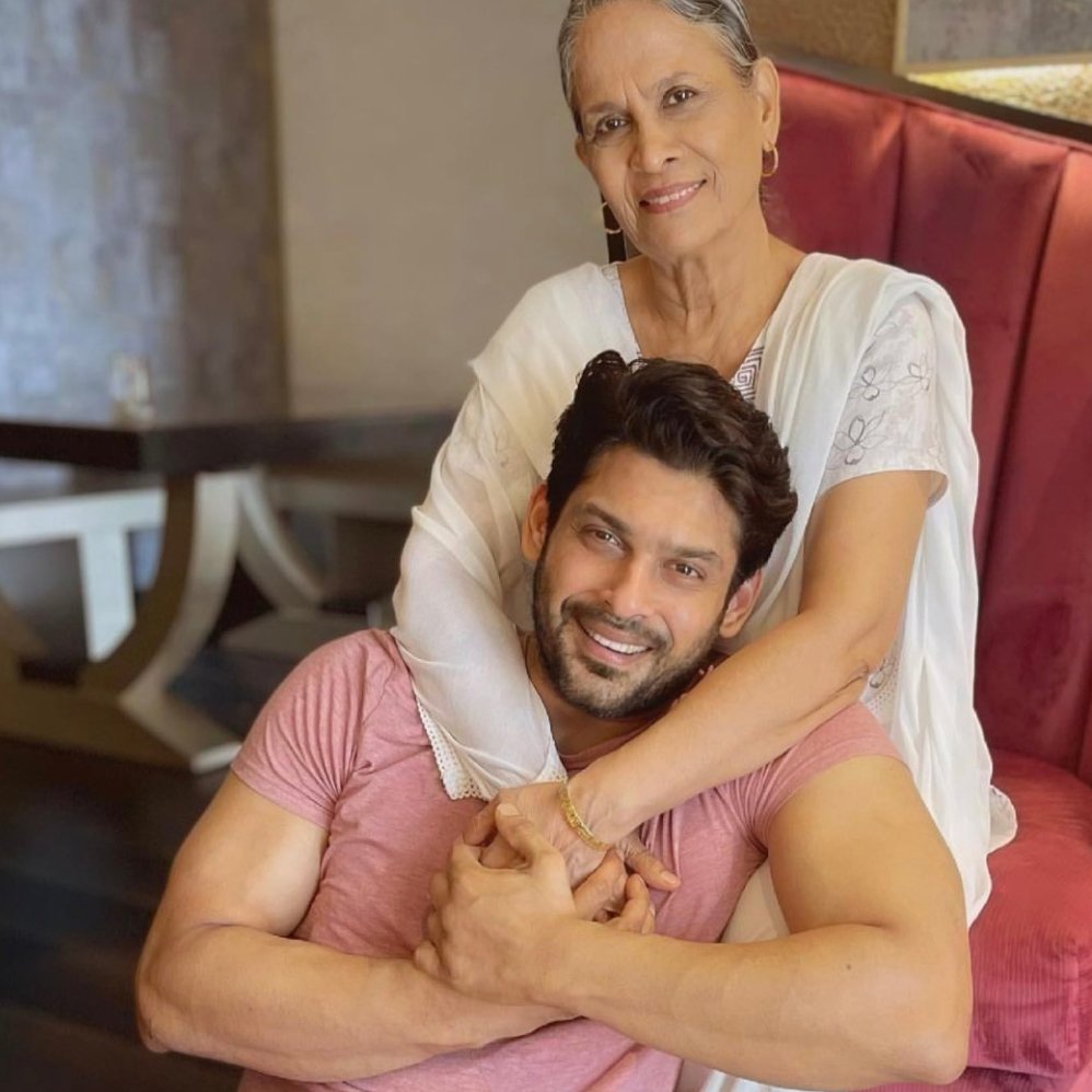 hourlysid's tweet photo. #HBDSidharthShukla: Love and Only Love for Both!🤍 https://t.co/XGGBxPtuP3