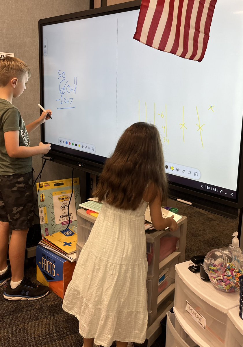 New @LearnPromethean boards! Thankful for @deehaymes for showing us all the cool features. My fave for math warmup is splitting the screen so 2 people can write at the same time! 😍😍