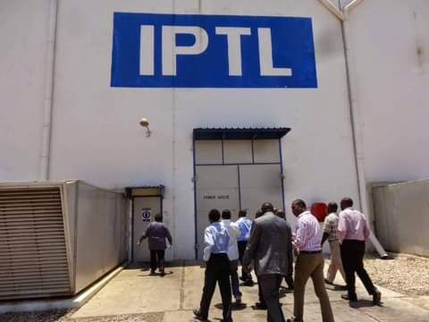 Mchwa wapo kazini. 
Nchi inatafunwa mithili ya fisi atafunavyo mifupa.