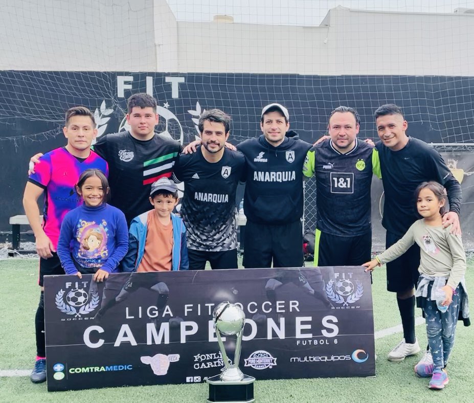 AnarquiaFR's tweet photo. @AnarquiaFR logra su 4to campeonato consecutivo en la Liga Fit Soccer Dominical Libre… venciendo 6-5 a RukoStars …
Anotadores hoy: 
Adrian L ⚽️⚽️⚽️
Rene H ⚽️⚽️
Juan G ⚽️ y el del campeonato … 
@Jimyhorts @ferhorta21 @__OLE https://t.co/DjmZPB8zAY
