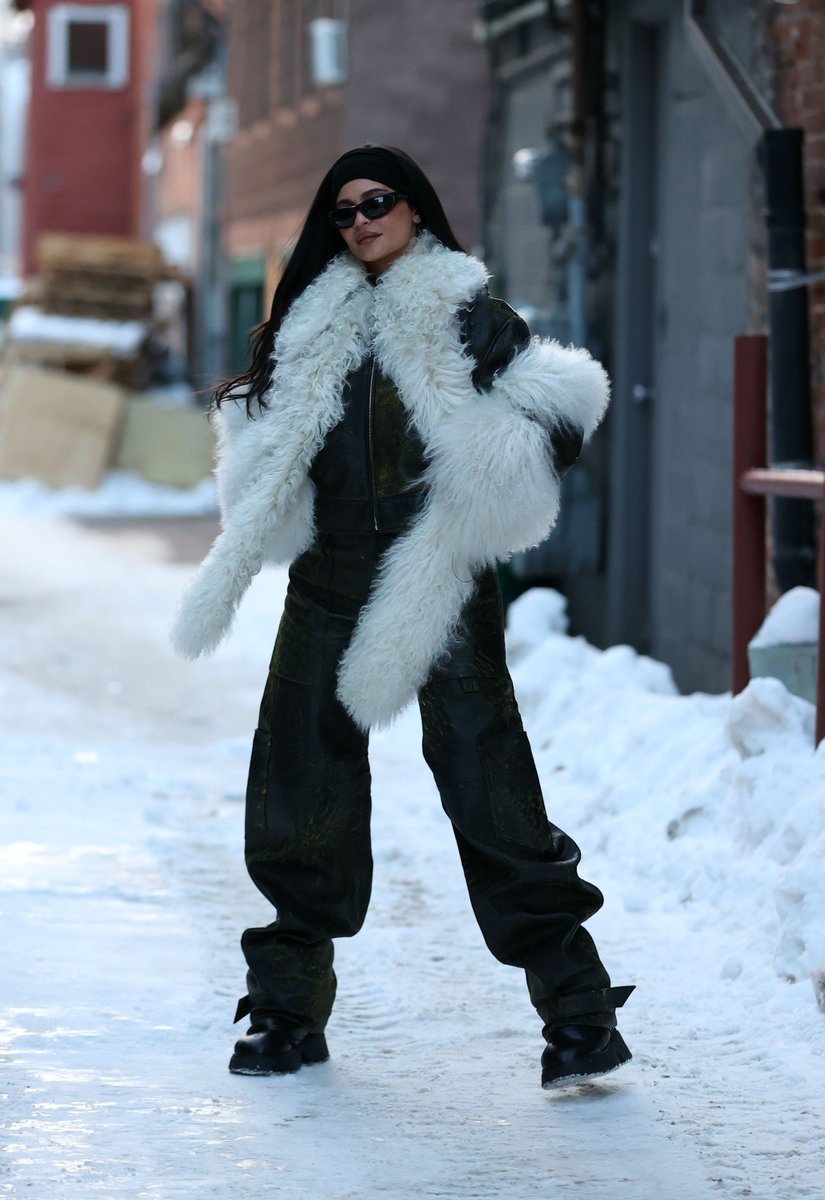 📸 Kylie Jenner out in Aspen (10/12)