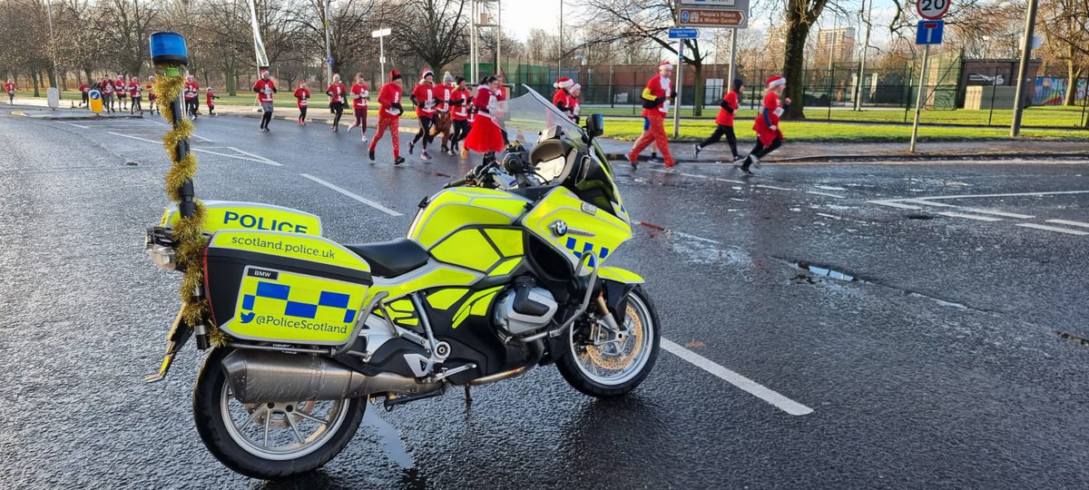 Today the #NationalMotorcycleUnit helped @GreaterGlasgPol with the #Glasgow #SantaDash in @GlasgowCC.

The tinsel for the motorbikes was a must!

Well done to all the participants! It wasn’t exactly tropical weather! 🥶