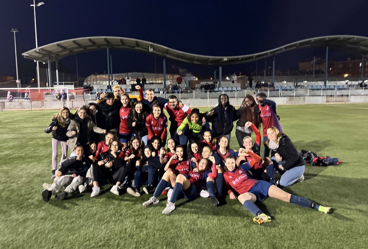 OARVic's tweet photo. ⚽️ SÈNIOR FEMENÍ: OAR Vic 2-0 @FundacioUEVic 🔵🔴 #SócdelOAR #oarvic #SegonaG6 https://t.co/h2qLUDGHz6