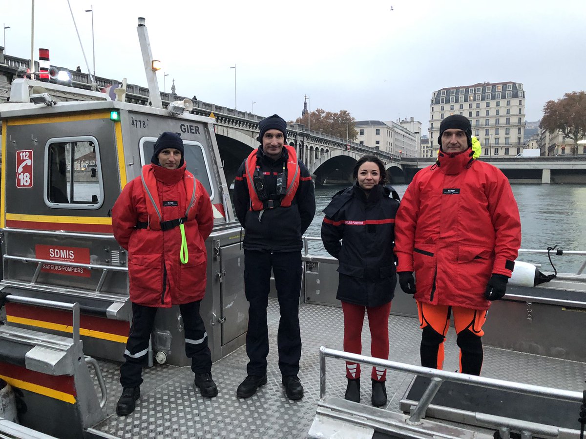 SDMIS69's tweet photo. [FETE DES LUMIERES] 🌟

Au terme de cette 4ème soirée de festivité, les sapeurs-pompiers du @SDMIS69 sont mobilisés sur le dispositif ORSEC mis en place pour la fête des lumières afin d’assurer votre sécurité. #FDL2022 https://t.co/mkF4rn25iv