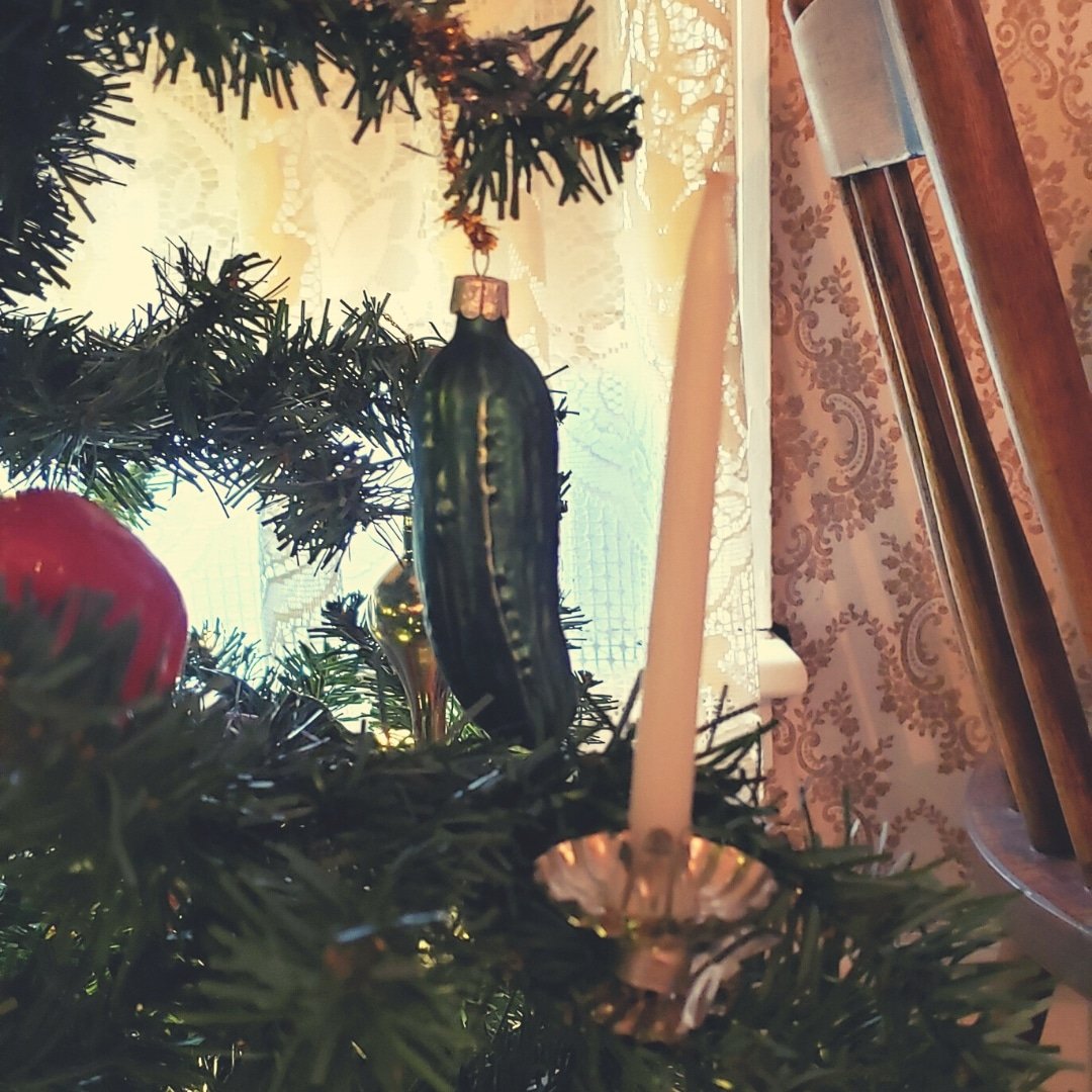 addiehoodless's tweet photo. Have you ever heard of a #ChristmasPickle? They rose in popularity during the #Victorian era. A German tradition, the parents would hide a pickle in the tree on #ChristmasEve. The first child to find it on Christmas morning would get to eat the pickle!
#AddiesHouse https://t.co/ReIxw7B8Mh
