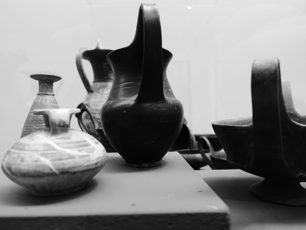 🤓La cerámica etrusca más conocida es el 'bucchero nero', pero también imitaban formas de lo que les llegaba de manera directa e indirecta por mar y tierra de sitios como Corinto (Grecia). Esta procede de la Necropoli delle Ficaie y está en el @MAF_Firenze 😋