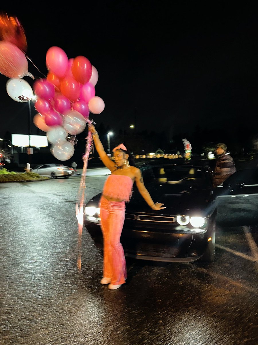 Taliwhoah's tweet photo. Thank you so much for all the birthday wishes 🛼♐️ and thank you to @aisle4our and my friends/family for everything last night! https://t.co/VrsAU1KRvb