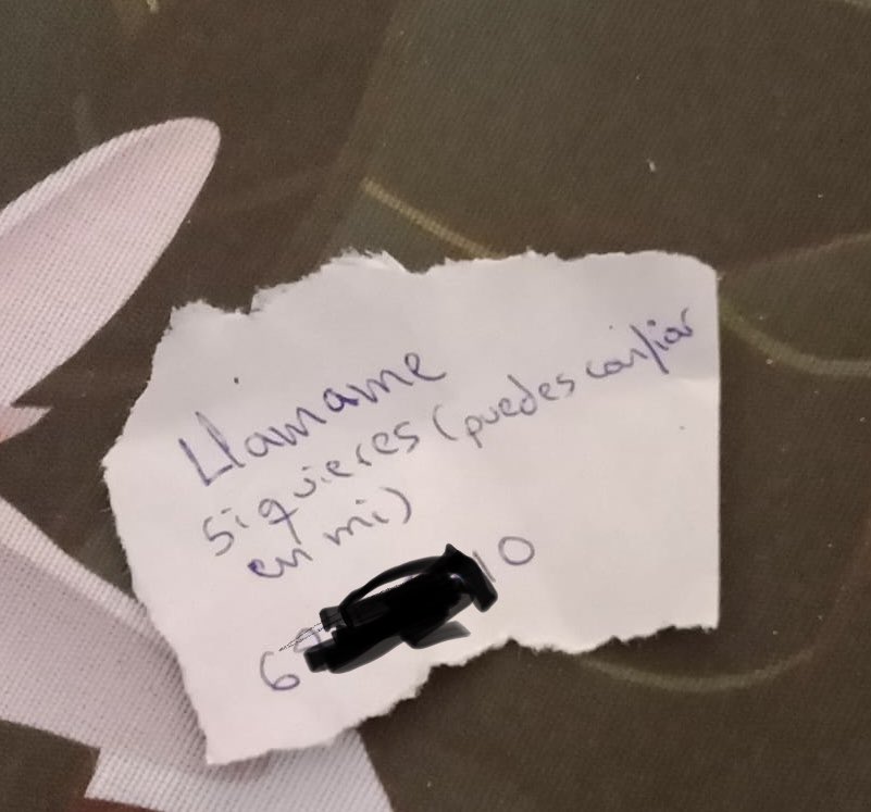 AnabelLara77's tweet photo. @AMUVI_ hola, han dejado esta nota anonima en la casa de una amiga. Ella ha escrito para saber quien era y por que hacia eso y el ha dicho que es un vecino y que eso no es denunciable. ha ido a la guardia civil y se han reido y el agente lo ha normalizado todo. Que se puede hacer https://t.co/WrC00UsKq3