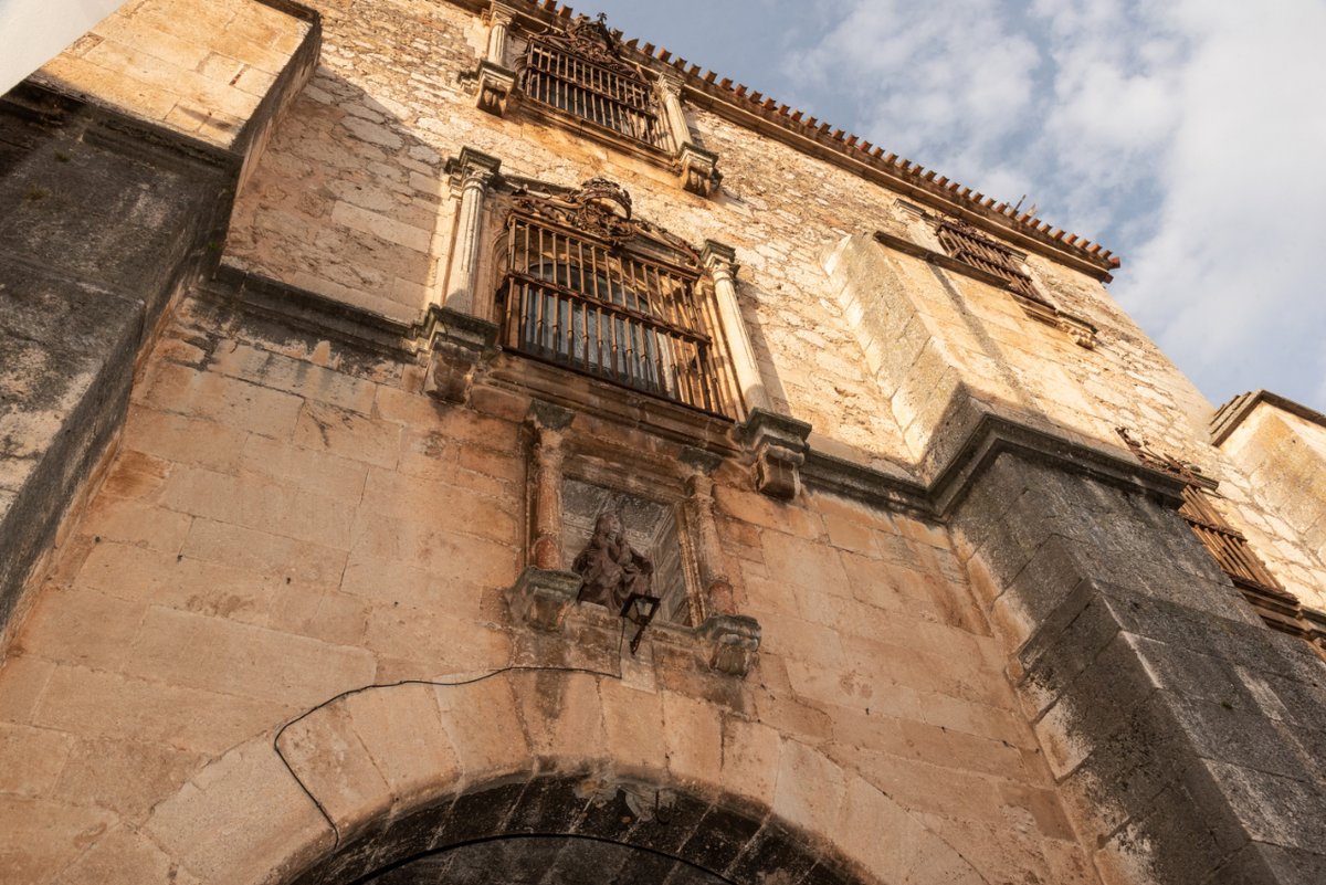 BurgosTur's tweet photo. 🏞️ Junto a la fértil ribera del #ríoArlanza, su recinto urbano tiene un singular interés con restos de la antigua #muralla, que fue remolada entre los siglos X y XIII. https://t.co/h8LwfYqiXo