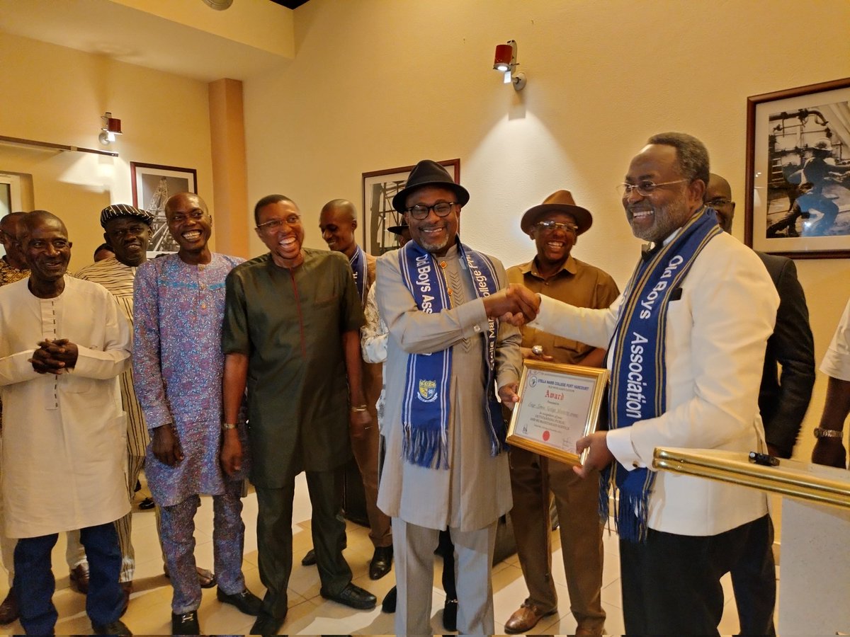 OfficialNCDMB's tweet photo. The E.S NCDMB, Engr Simbi Wabote FNSE, FIPS, was presented with the Stella Marris College Port Harcourt Old Boys Association Award in recognition of his Outstanding Public and Humanitarian Service earlier this evening. Engr Wabote was the Senior Perfect of the SMC Class of 1984. https://t.co/sG9EcCXXlk