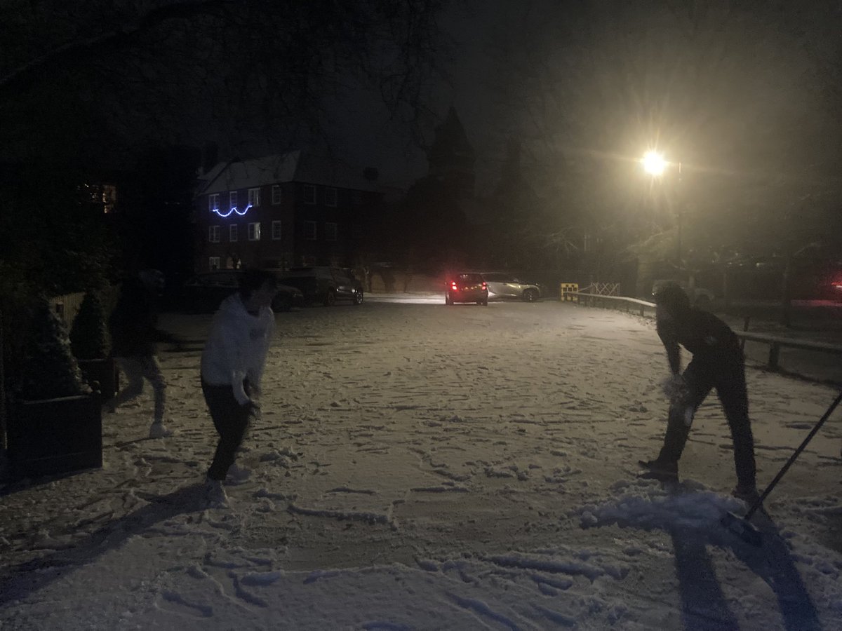 GeppsHouse's tweet photo. Snowball fun #iloveboarding https://t.co/h195yX6BpX