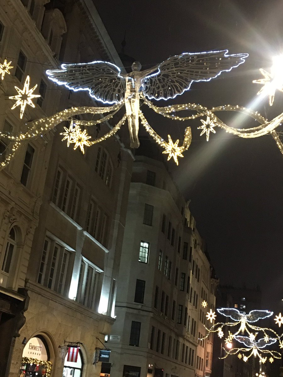 EmmaMurfin's tweet photo. Snow is falling, all around us 🌨❄️ https://t.co/AwXEpZxRgu