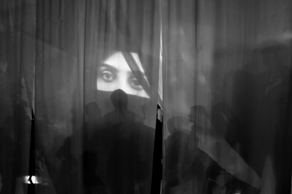 packphour's tweet photo. ➡️ sept 16 - #mashaamini killed by morality police
➡️ months of protests ensued
➡️ 15,000+ protestors arrested
➡️ nov 15 - regime move to execute protestors
➡️ dec 8 - #shekari - 1st protestor hung
➡️ protests grow stronger 🤍
#nftphotography "audience" by @saeidmoments 🇮🇷 https://t.co/4vQBPuzY8I