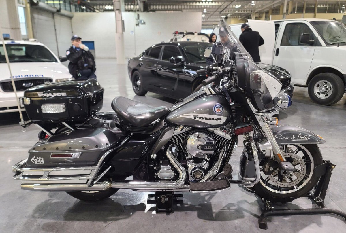 TPSMotorSquad's tweet photo. We had a blast at the Toronto Police Association Children’s Christmas Party yesterday.
Interacting with the kids and seeing our fellow members with their families was awesome.
The longest lineup?
The one to sit on one of our Motors of course! 😇
Sorry Santa! 🎅🏼
#HM09 https://t.co/E79mwWPbzD