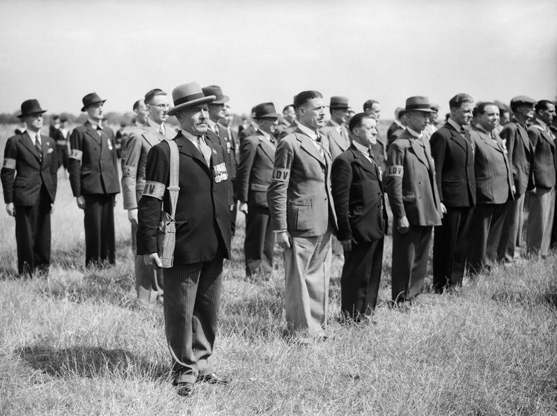 RealTimeWWII's tweet photo. British Home Guard- the volunteer local militia created in 1940 to defend against a potential German invasion of the UK- has been ordered to stand down, danger passed. 1,682,000 men not suited for armed forces have spent four years guarding coasts &amp; manning roadblocks. https://t.co/CGqGeNYEWC