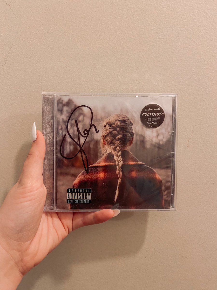 ✨GIVEAWAY✨ in honor of 2 years of evermore i want to giveaway my sealed signed cd!!! all you have to do is RT this tweet, make sure you’re following me & vote for me to win tickets to see taylor in atlanta next april! embed-948018.secondstreetapp.com/embed/24e2d6f7… giveaway ends 12/15 @ 5PM EST!! 😁