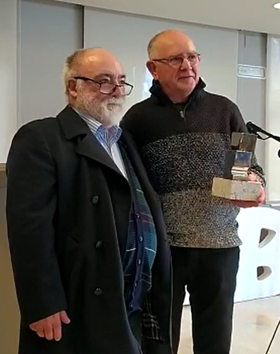 Urteari amaiera ederra eman diogu aurtengo ALBE Galan. Igeretxen elkartu gara primerako bertso saioaz eta musikaz gozatzera, bai eta Manolo Arozenari AHOBIA emateko. Eskerrik asko hurbildu zareten guztioi!
#bertsolaritza  <a href="/BBertsozale/">Bizkaiko Bertsozale</a> <a href="/HirukaEus/">Hiruka</a> <a href="/bizkaie/">Bizkaie!</a> <a href="/bilbohiria/">Bilbo Hiria irratia</a> <a href="/Bertsozale/">Bertsozale Elkartea</a>