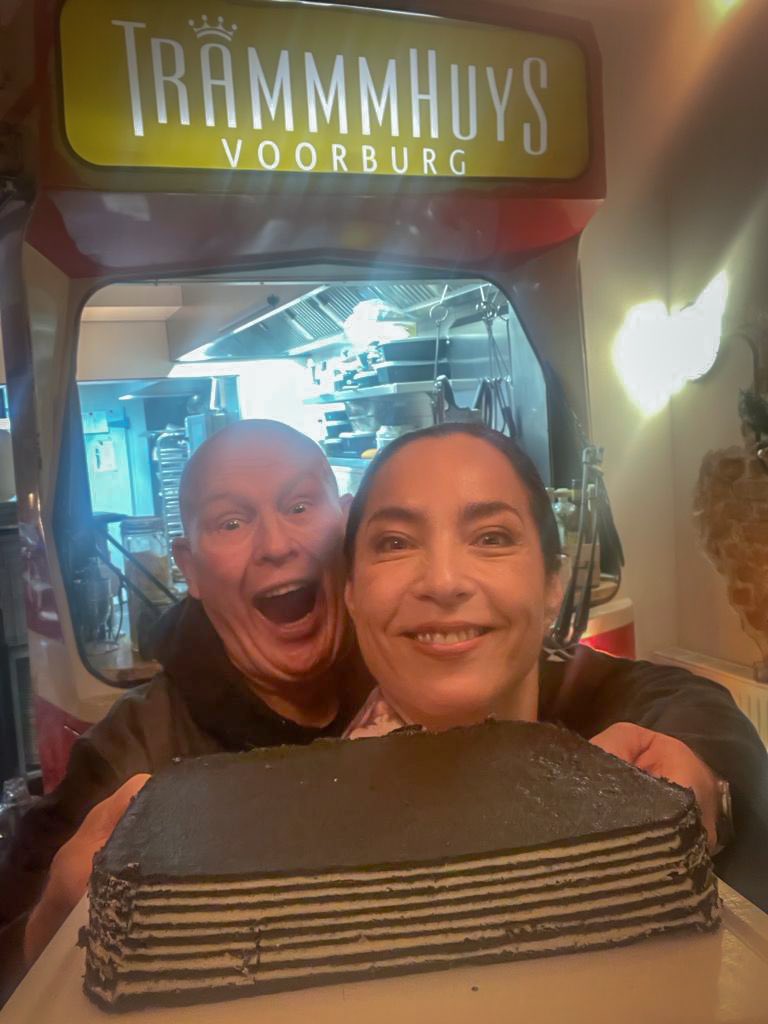 Super trots op Jess weer een topchef die aan de slag gaat met haar spekkoek: Pierre Wind. Koop nu je eigen kerstdessert (op MIchelinsterren niveau) met 20% korting. De BRUT172 spekkoek, of de Kerstvariant met 'Cointr-hohoho' bijvoorbeeld. despekkoekkoningin.nl