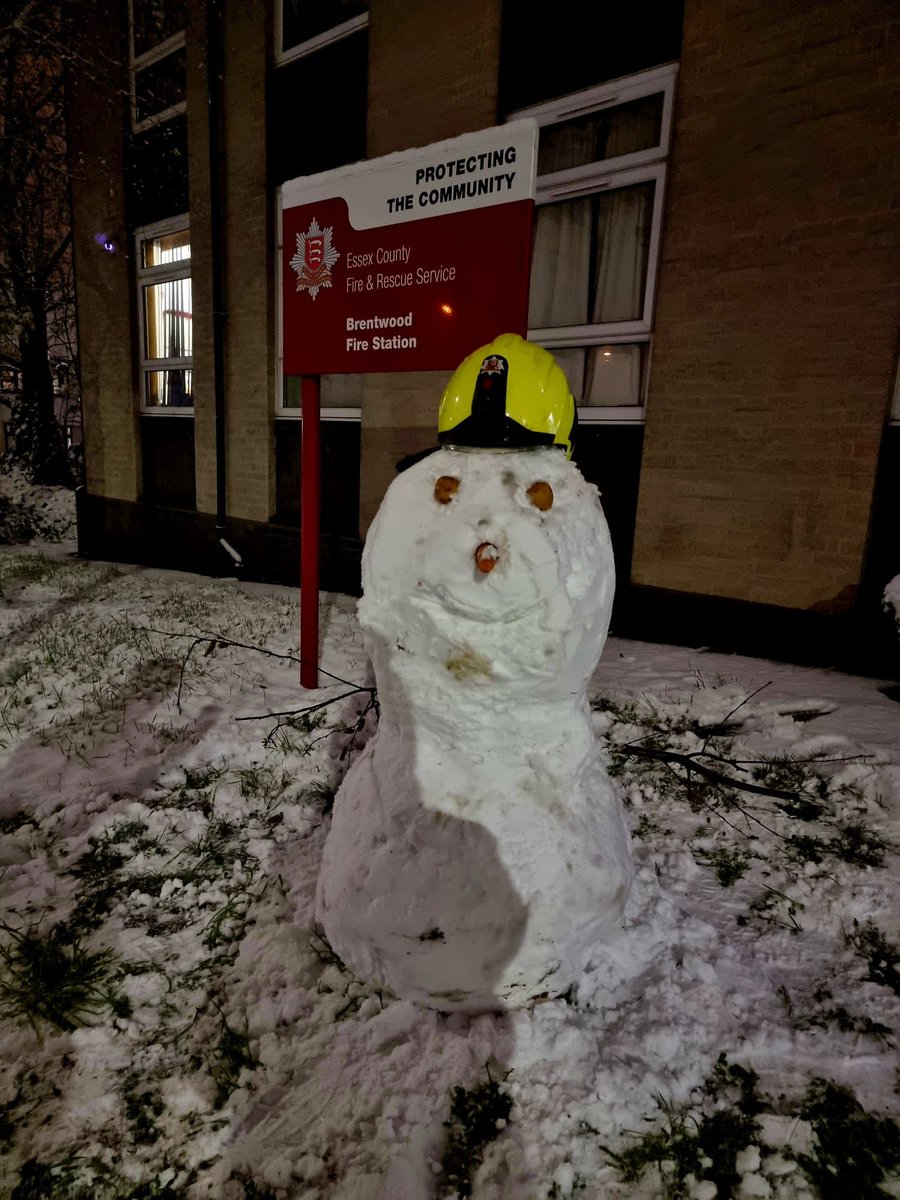 Has it snowed where you are? ❄️ 

Brentwood firefighters have been busy encouraging a snowman to join our team while clearing the station ⛄️

If you’re heading out for a drive, please drive to arrive. 

Slow down, leave a longer braking distance and stay safe 🚗

#StaySafeEssex
