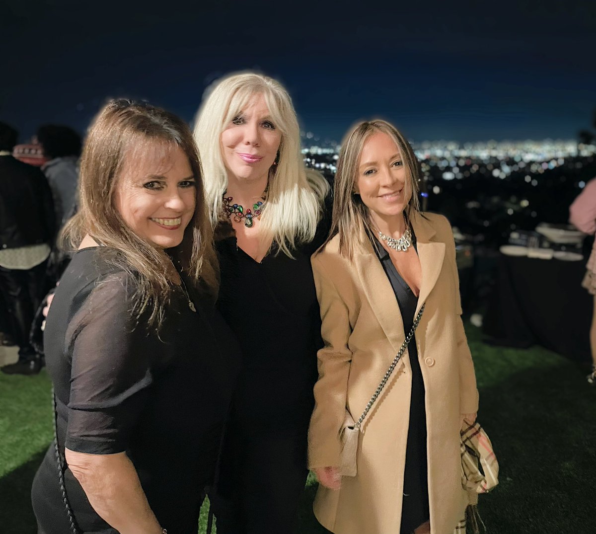 PropertiesbyJes's tweet photo. ‘tis the season to celebrate friendship and beautiful connections credit throughout the year! ❤️ #CelebrateTogether #MakingSpiritsBright #RealEstate #SeasonsGreetings #Cheer #Laughter #Joy #realtorlife https://t.co/Cgsg7MJHu1