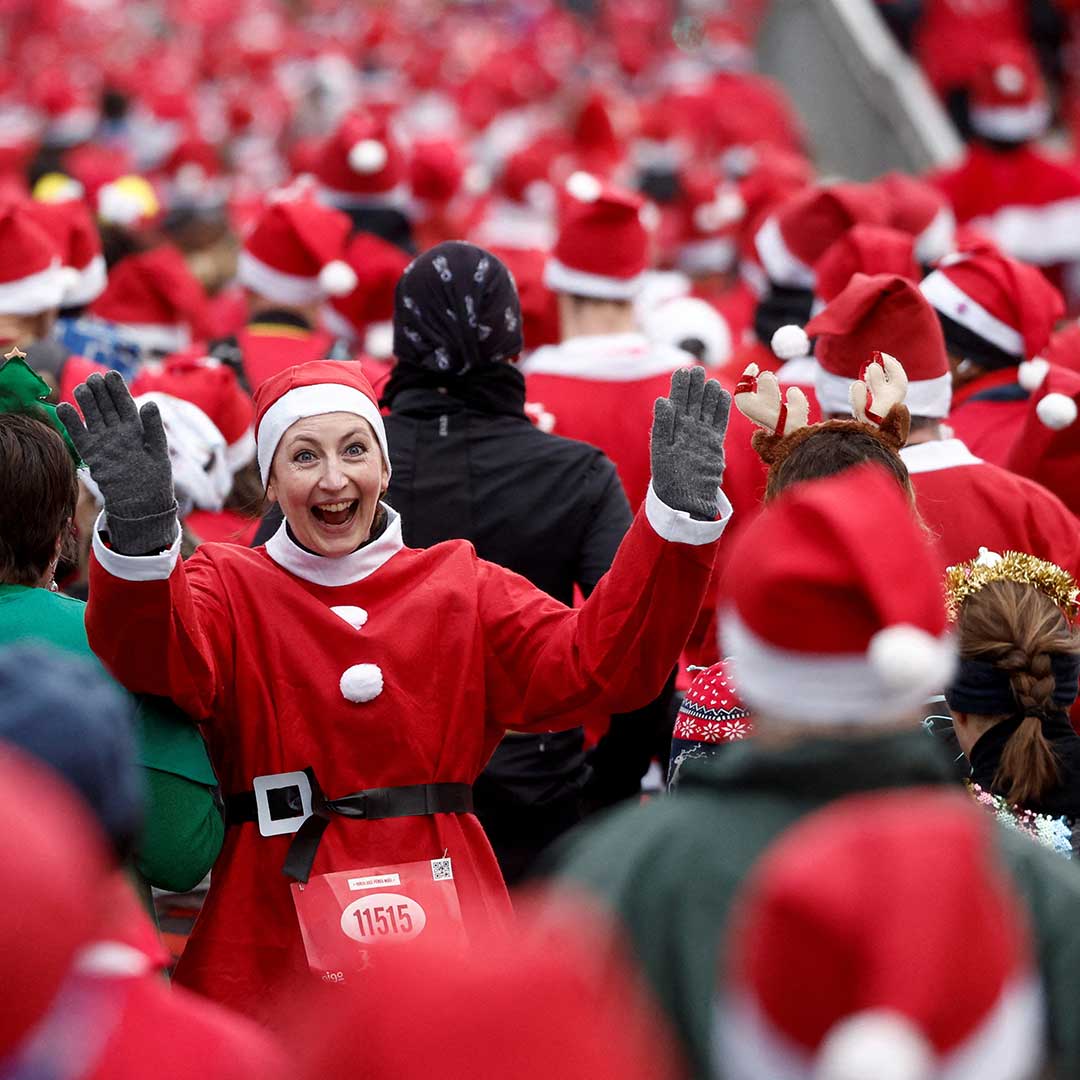 cgtnamerica's tweet photo. Runners in Issy-les-Moulineaux, outside Paris, France got into the holiday spirit by dressing up as Santa Clauses in the annual Christmas Corrida Race. Take a look at all the festivities.
#SantaRace #Christmasspirit #Santaruns #CGTNAmerica https://t.co/kmJ1tPv38x