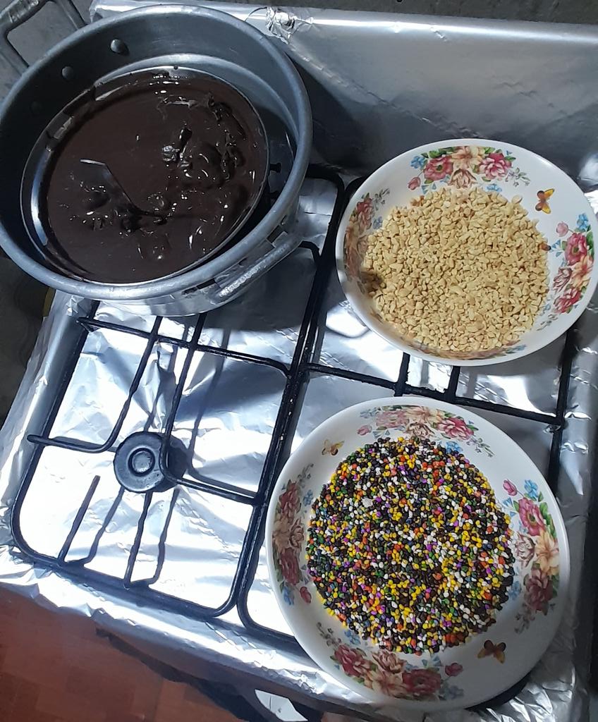 Sole601415461's tweet photo. #chocobanano con #mani con #chispita y solo con #conchocolate ya listos solo para saborearlos #salvadoña #trabajando #encasa https://t.co/DM3MmpktGp