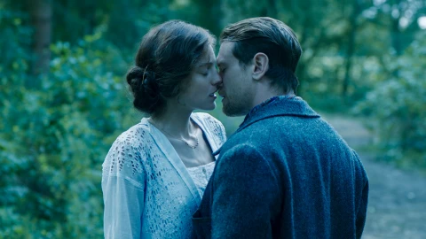 Ok can we talk about #LadyChatterleysLover on #Netflix? I❤️it! Though I think they left out some crucial dialogue from the novel, it's the best version I've seen so far. It is super hot (as it should be), chemistry is superb &amp; captures the underlying sadness of the novel well.🙌