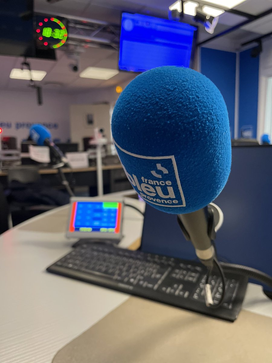 AlexHubner_'s tweet photo. ON AIR 🎙️
Interview @bleuprovence en direct dans l’émission « Stade Bleu » animée par Éric Thomas pour le @Pavvb ⚪️🔵
#LAPROVENCEAUCOEUR #volleyball #medias #NextGenerationEurope #volleyball #provence https://t.co/qnSeTL7CC3
