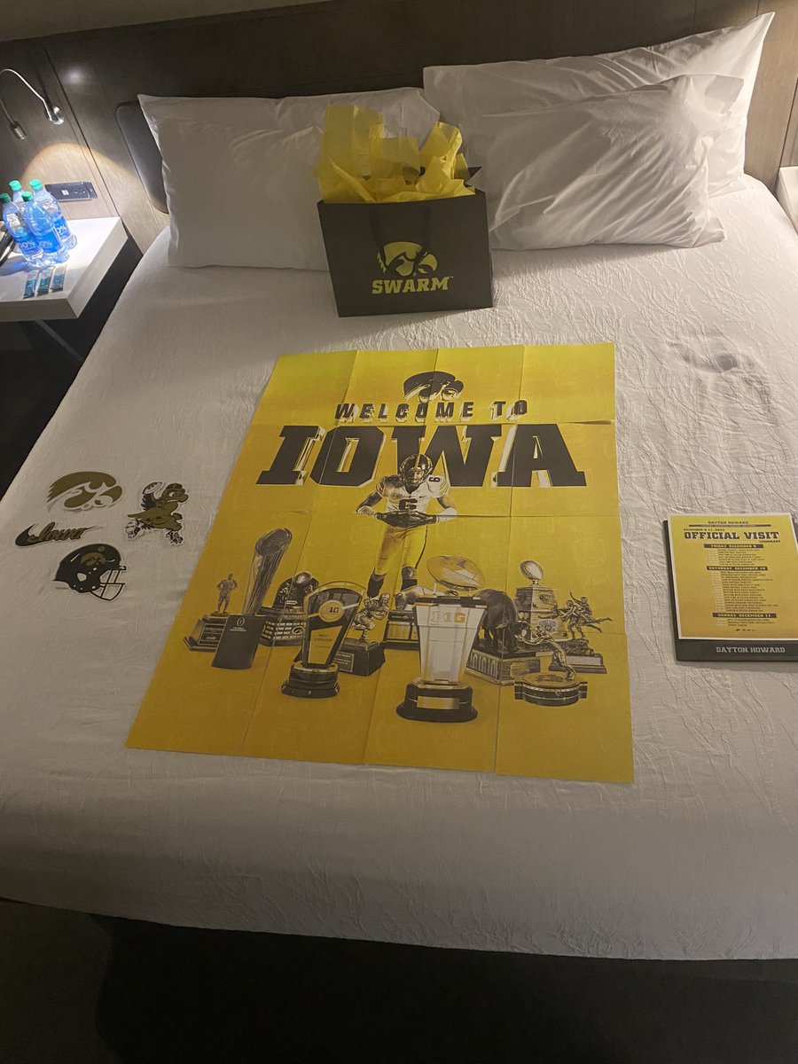 DaytonHoward4's tweet photo. Had a great official visit in Iowa City this weekend!🖤💛 Thanks for having me @CopelandKelton @TylerBarnesIOWA @CoachManson16 @HawkeyeFootball @PHTrojansFB @CoachAndySims https://t.co/cAdeaGlxuZ