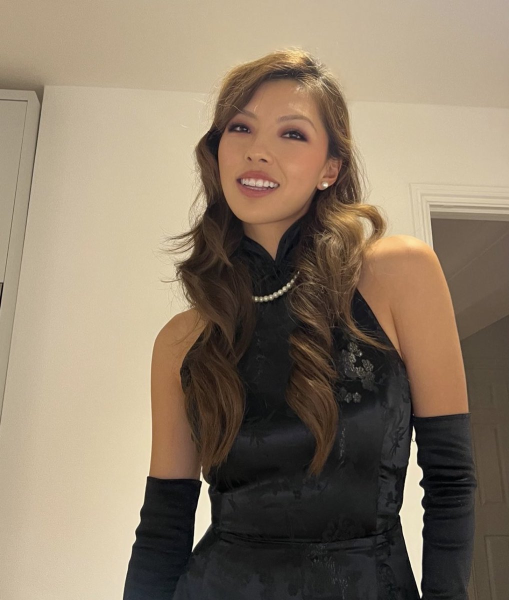 leo🐋 on Twitter "HOW IS LILY REAL😭 lord"