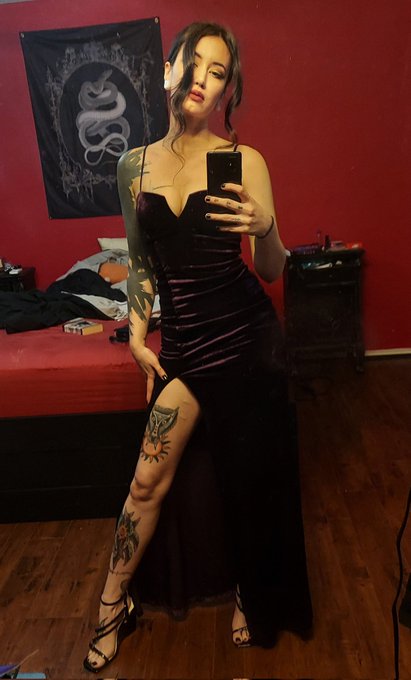 Finally got a thigh slit dress https://t.co/CmFETPpnKZ