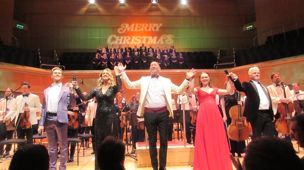 GregorDickson's tweet photo. So wonderful to have 'A West End Christmas' return @GCHalls after three years! Thankyou @West_End_Int @gina_beck @alice_fearn @robhouchen #ScottDavies @MichaelEngland7 @RSNO @CityGlasgowChor for a superb afternoon. You're in for a treat this week @Sage_Gateshead @RoyalNottingham! https://t.co/oNxO5yPscf