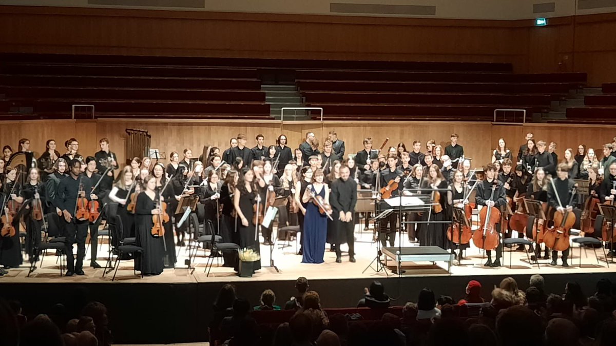 Thanks and congrats <a href="/StoneleighYOrch/">StoneleighYO</a> &amp; <a href="/R__Hodge/">Robert Hodge</a> - it’s been really great working on <a href="/GraceTrumpet/">Grace Williams</a> concerto with you these last weeks - and you were completely brilliant tonight! 👏👏👏👏 thank you for having me, and for the beautiful flowers!!x