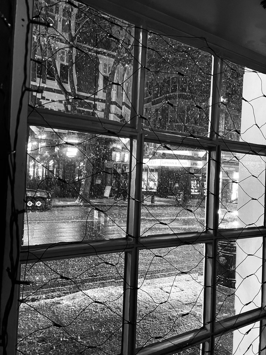 CharlesThomps15's tweet photo. One night in London and had to take shelter from the snow. In a warm pub #snowisfalling https://t.co/6Ont3FKFr5