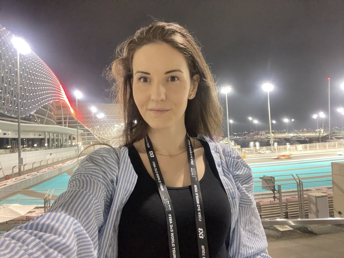 BasiaKarczewska's tweet photo. Happy kid 🏁🎶🏎   #selfie #AbuDhabi #trackselfie https://t.co/XX3JDCRb89