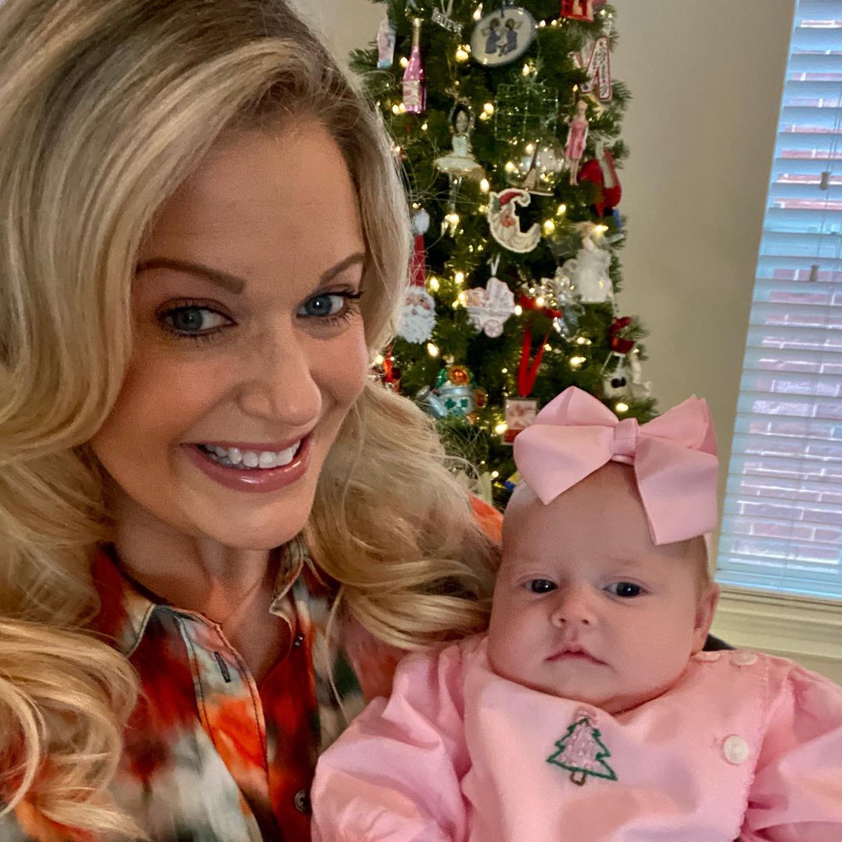 maggiesworld's tweet photo. I found the best 🎁 under the 🎄!
#mommyandmae #babysfirstchristmas #8weeksold #marguerites https://t.co/G9PdKgV4fd