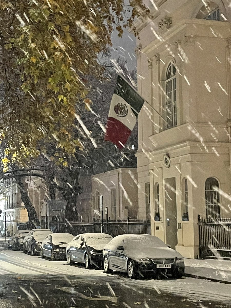 It’s snowing 🌨 ⛄️ on London.
