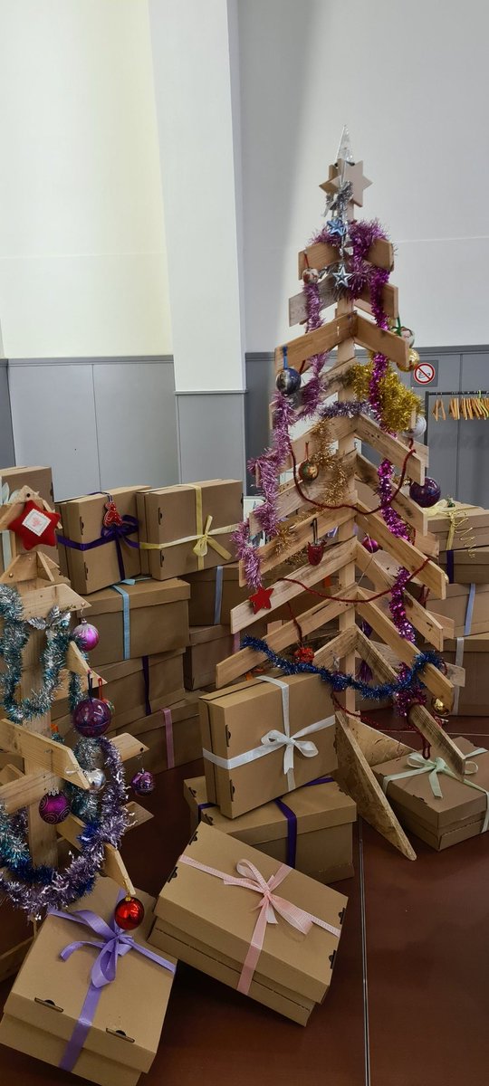 episourire's tweet photo. 🌲Ce weekend, l'association Les compagnons du Bareuzai avait organisé un marché de noël solidaire.
EpiSourire était l'association retenue pour recevoir la recette de cette action 
MERCI
particulièrement à sa présidente généreuse et dynamique Laëtitia SAILLARD. https://t.co/sZU8qMUgWQ