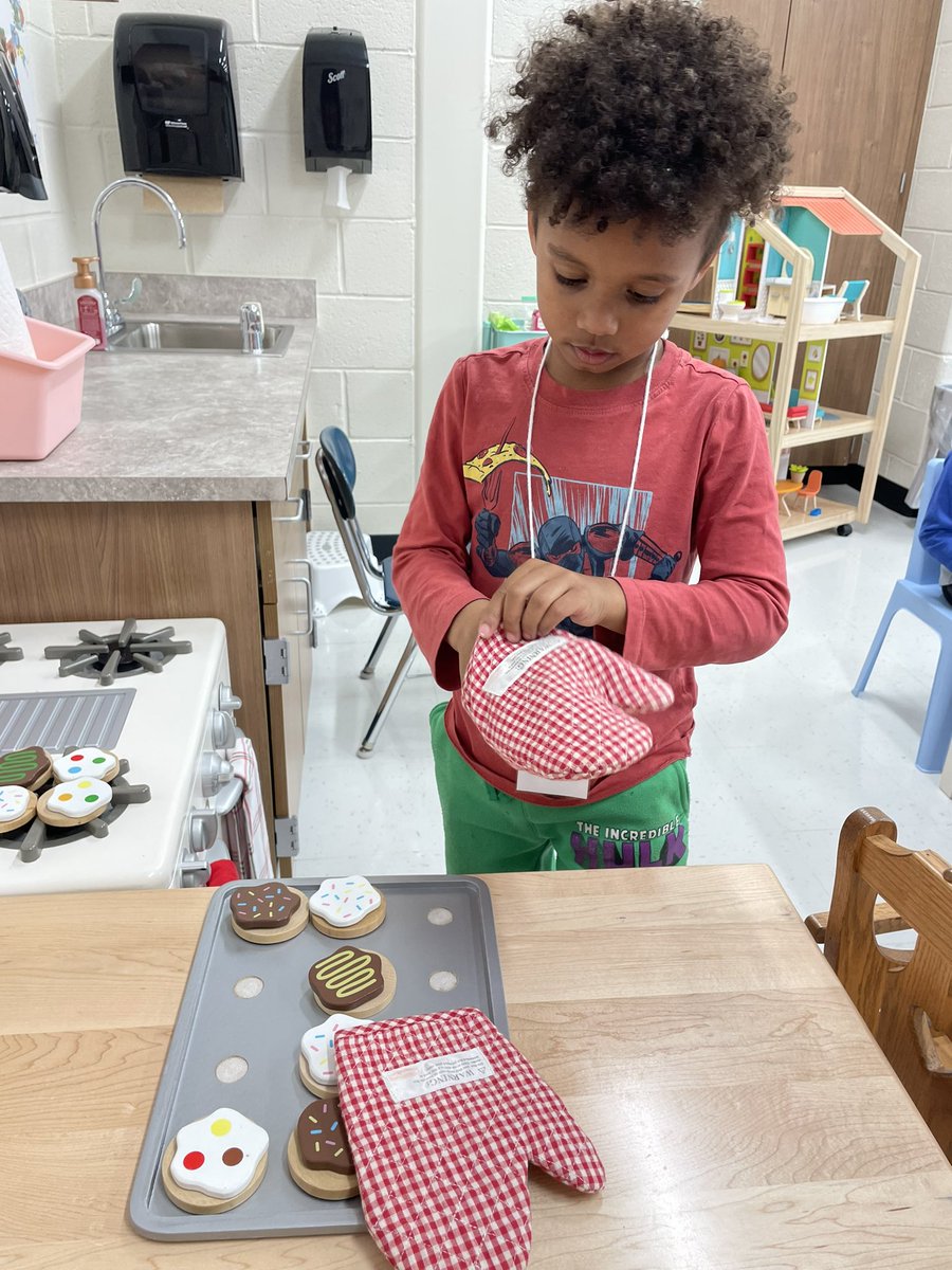 ms_mcgoldrick's tweet photo. The Hot Cocoa stand is open for playtime☕️🍪❄️these kinders will be serving up some delicious treats all winter long! https://t.co/1LFZPj9sot
