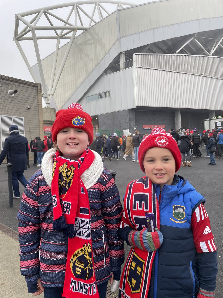 PhelanConstruc1's tweet photo. Not the result we were after but a great afternoon all the same.
Great buzz around @thomondstadium when @Munsterrugby were chasing the game late on. Better days lie ahead..
#MUNvTOU #SUAF https://t.co/9HI0CiQXs0