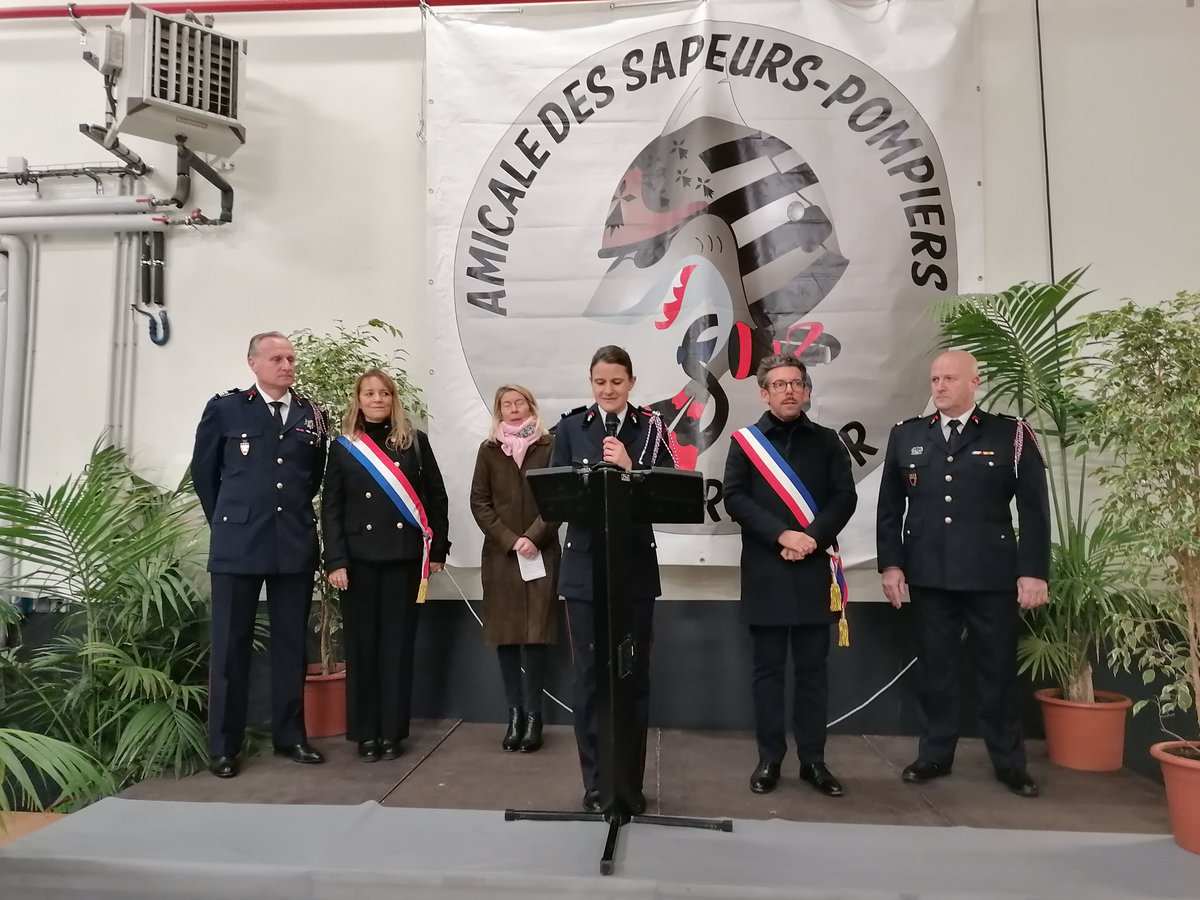 Lysiane_Metayer's tweet photo. [ #SainteBarbe ]

Au CIS @VillePloemeur autour des #pompiers 

🙏🏼 reconnaissance &amp; gratitude devant votre engagement pour nous secourir &amp; ns protéger

🗣 retour sur la #LOMPI &amp; les sanctions pour ceux qui s’en prennent à vous : s’en prendre à vous c’est s’attaquer à la République https://t.co/yzJ2kf7bsN