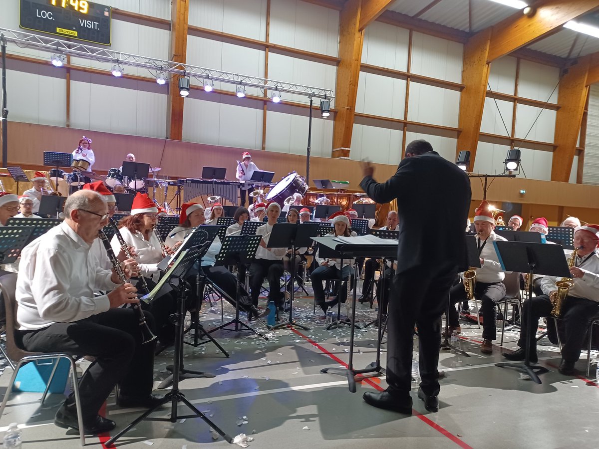 ljacobelli's tweet photo. Magnifique concert de Noël à #Knutange avec l'orchestre symphonique du Pays Haut Val d'Alzette et la Fensch Harmonie.
Du rythme, de la joie et du talent ! https://t.co/fiP7lVsN59