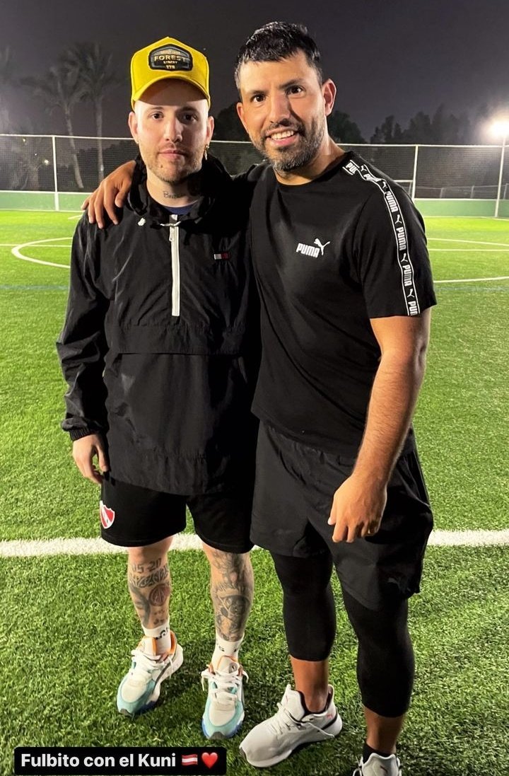 lalibydiva's tweet photo. Pato jugando al fútbol con el Kun, debe estar en un cumple jaja https://t.co/l6wCX2JwOZ