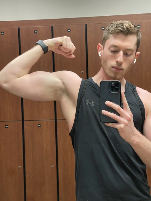 Arm day had me feeling bigger than usual 🥴 https://t.co/CTlhd7X8El