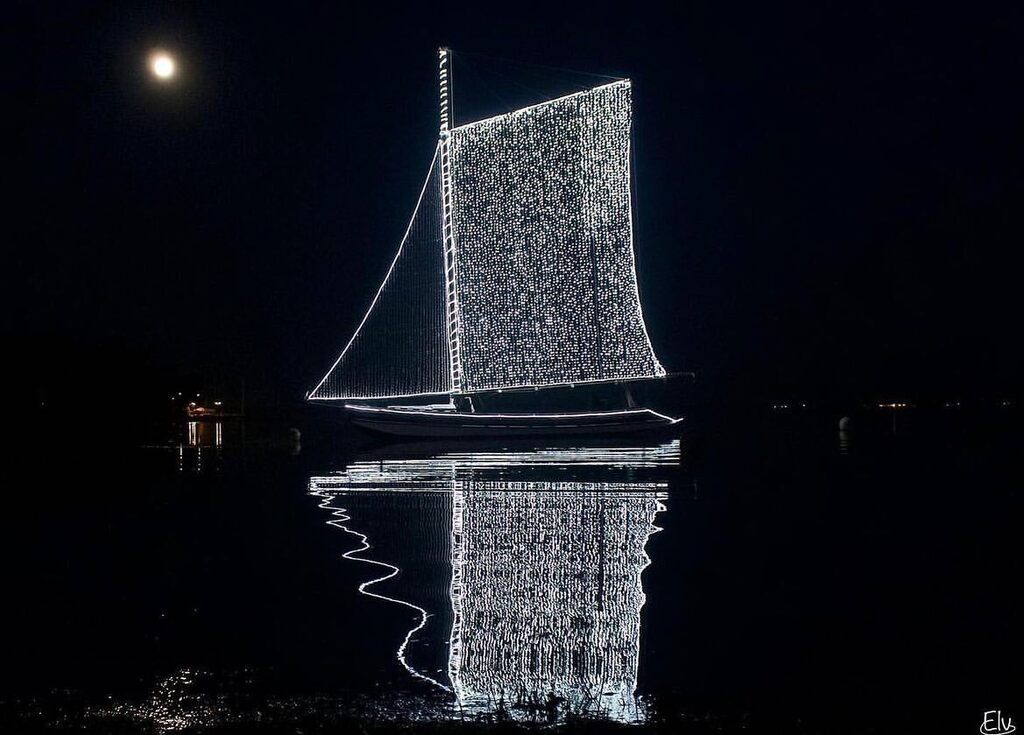 vous présente sa sélection du soir✨
____________________
✪ Photo prise par <a href="/elizv/">Elizabeth Velazquez</a>.photos 
Bateau de Noël 
Bravo pour cette belle photo. 
N’hésitez pas à découvrir sa galerie.
✪ Sélectionnée par : @halluci_nantes (<a href="/igersnantes/">Igersnantes</a>)
—————————
↠ Abonnez vous et taguez vos photo…