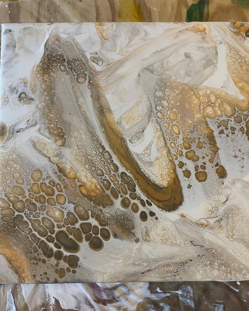 SceneOneArt's tweet photo. #white #gold #bronze #fluidart #happyholidays #sceneoneart https://t.co/AepEoY7fQH