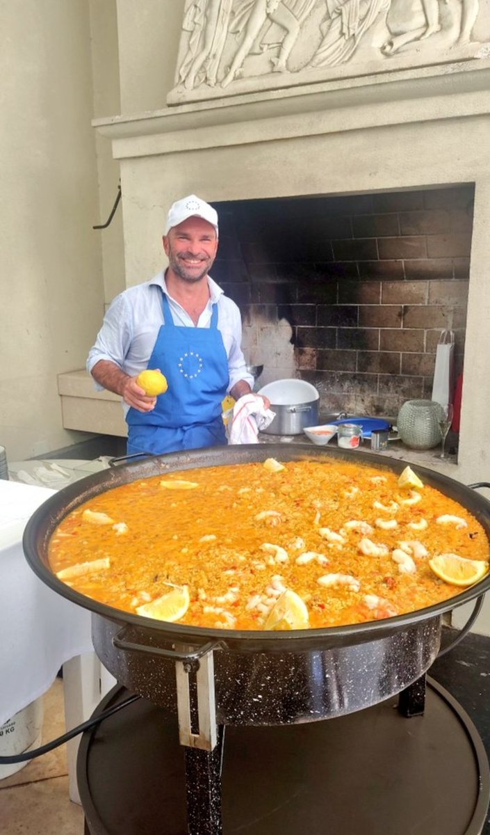 karinalefevre's tweet photo. Maravillosa recepción en casa del Embajador @AmadorSanchezUE que nos sorprendió con un paella preparada en vivo por él mismo! Muchas gracias a Amador por la invitación y a @embasadores por la organización! 
Hermoso cierre de año con mucha gente querida! 
Feliz cumple @VeroCapece! https://t.co/IAYd0aAqQM