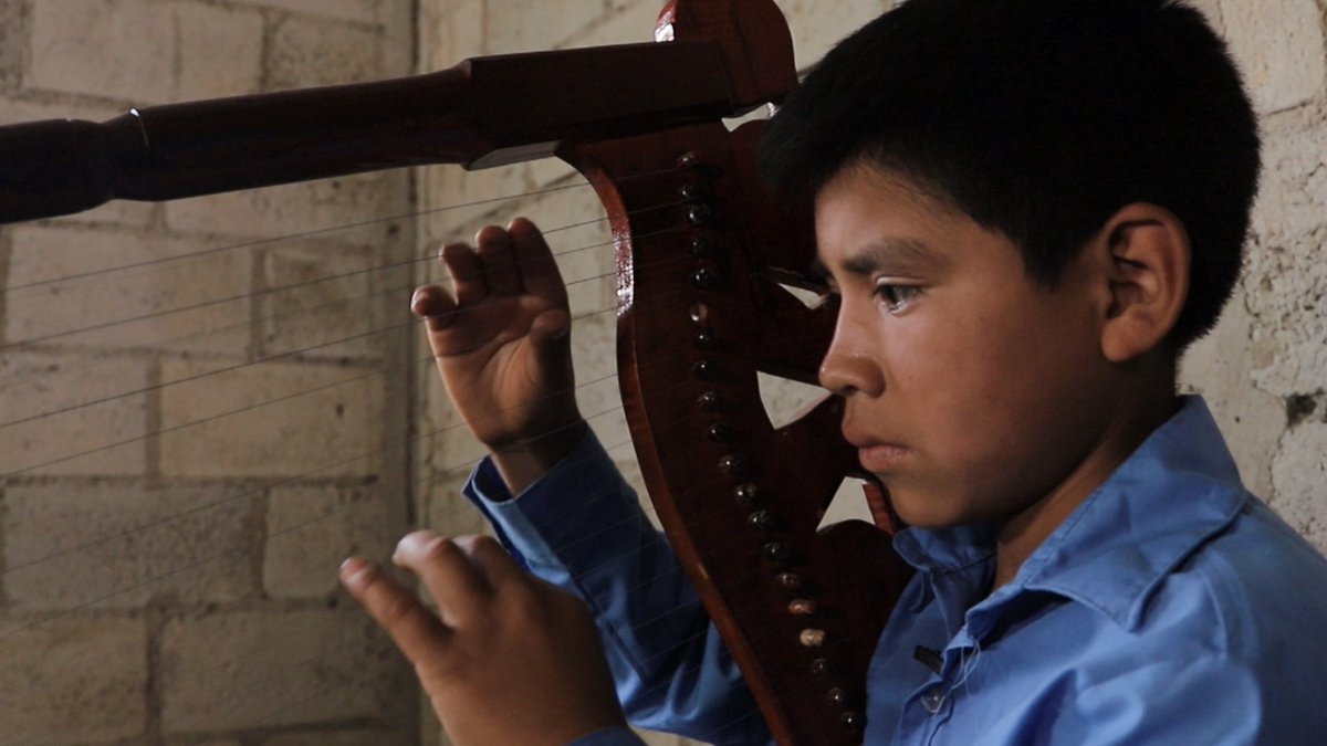 FICWALLMAPU's tweet photo. 🎥Conoce la historia de Agustín, pichikeche del pueblo tsotsil, protagonista de Pintando Estrellas- Un viaje por el mundo del arte “Agustín, Músico tradicional”, estreno mes de diciembre en la web de #Ficwallmapu 🥰
👉 https://t.co/NZxuk3PNx7 🔗 #Cineindígena 🌏 https://t.co/iWLdsjArlD