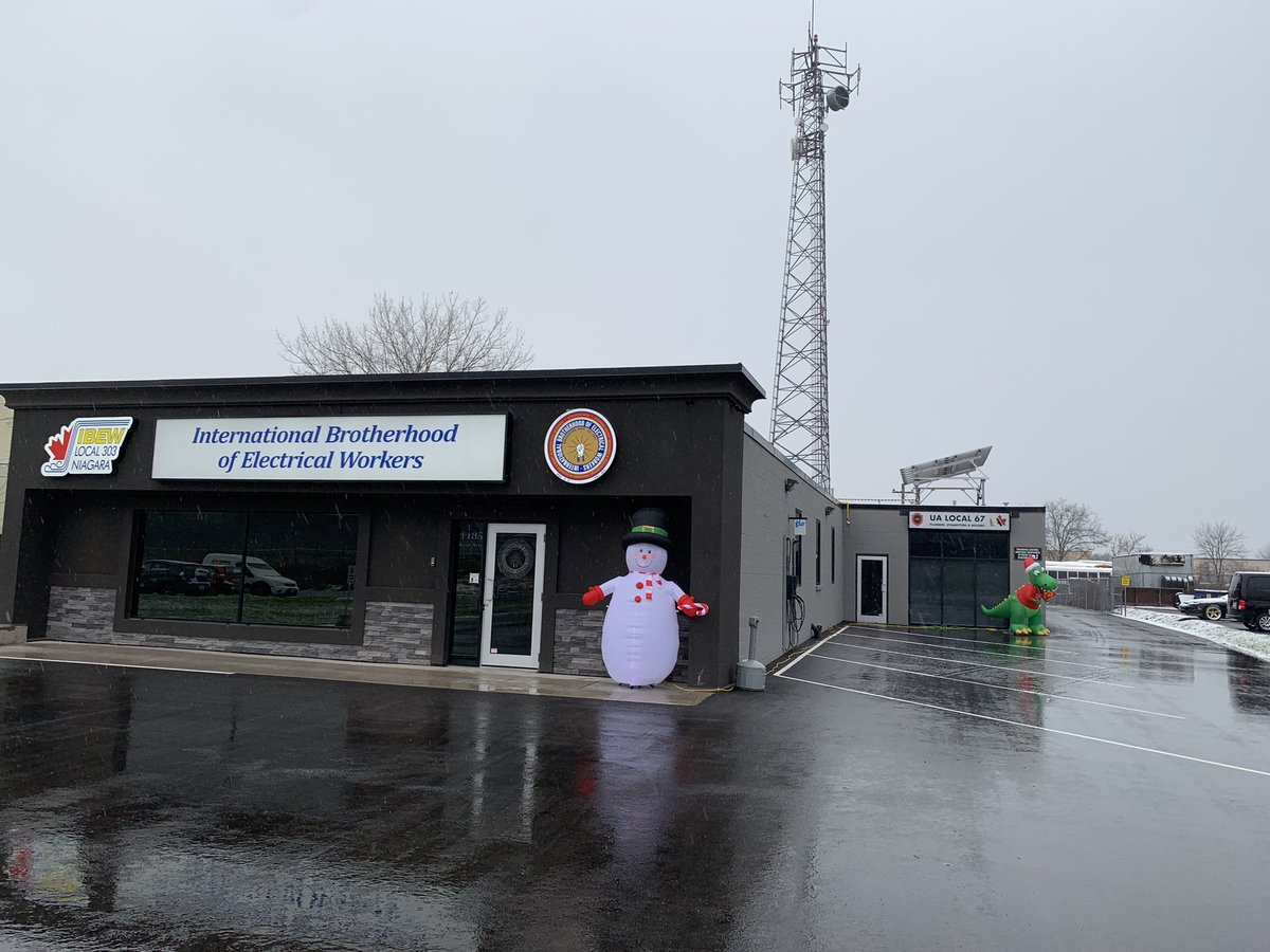IBEW303Niagara's tweet photo. Despite the grey day Santa found his way to town. We had a great turn out for the annual @IBEW Local 303 Kids Christmas Drive Through. Thanks to all involved for making it an amazing day. https://t.co/i6Wna7oVOO